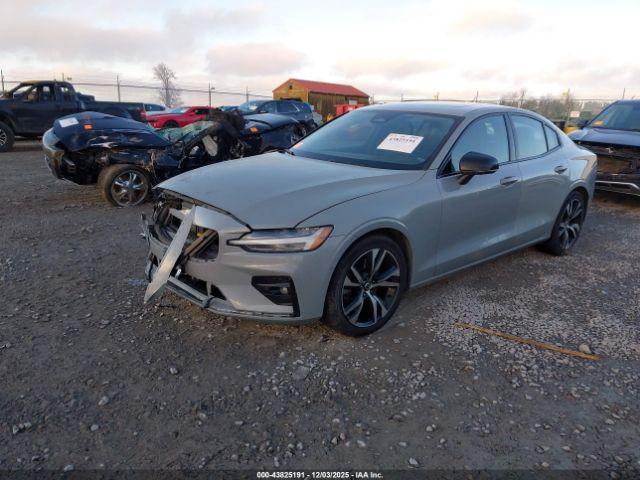 Volvo S60 B5 Plus Dark Theme Image 16