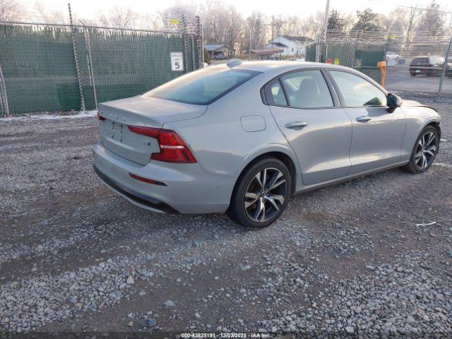 Volvo S60 B5 Plus Dark Theme Image 3