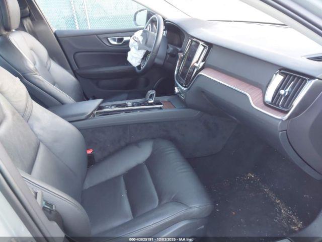 Volvo S60 B5 Plus Dark Theme Image 2