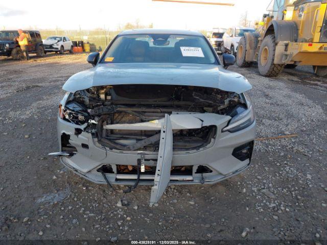 Volvo S60 B5 Plus Dark Theme Image 8