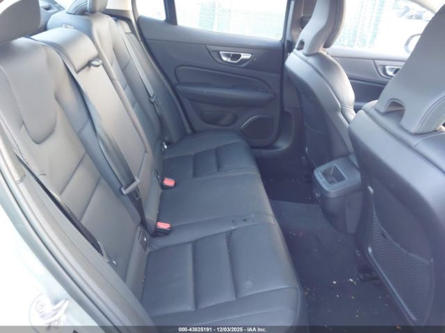 Volvo S60 B5 Plus Dark Theme Image 9