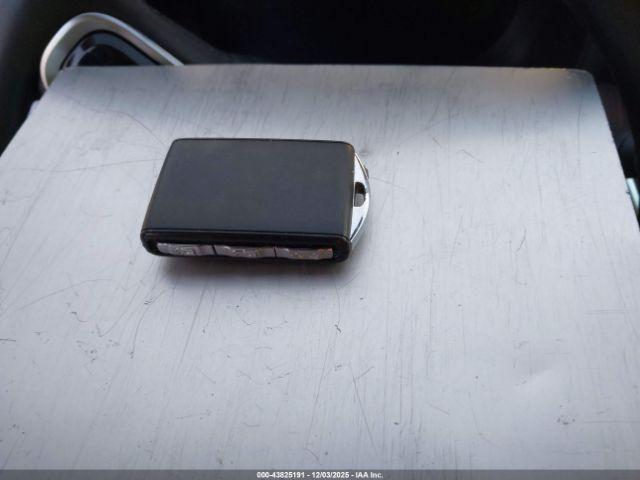 Volvo S60 B5 Plus Dark Theme Image 15