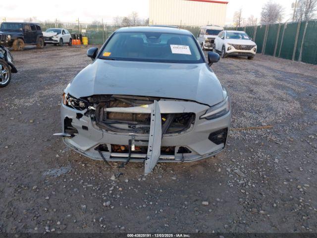 Volvo S60 B5 Plus Dark Theme Image 6