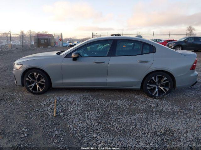 Volvo S60 B5 Plus Dark Theme Image 5