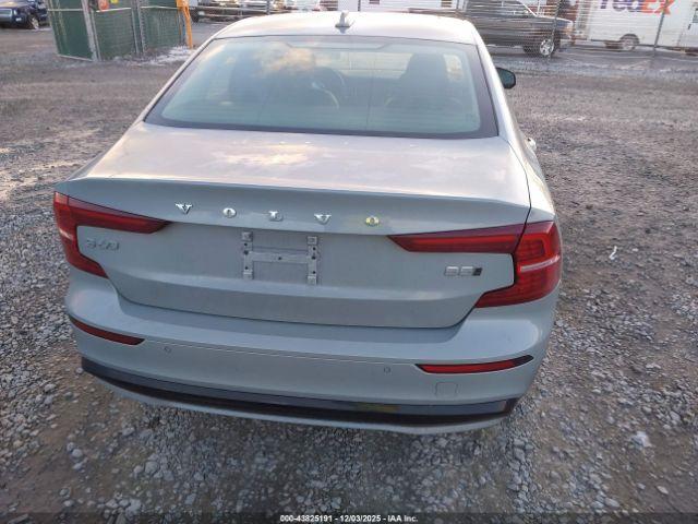 Volvo S60 B5 Plus Dark Theme Image 10