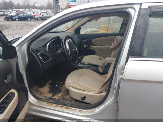 Chrysler 200 Touring Image 3