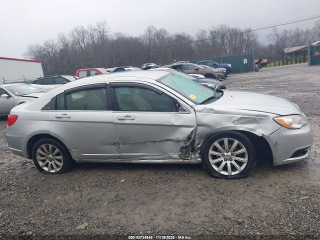 Chrysler 200 Touring Image 16