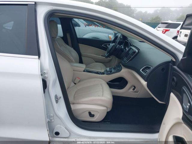 Chrysler 200 C Image 8