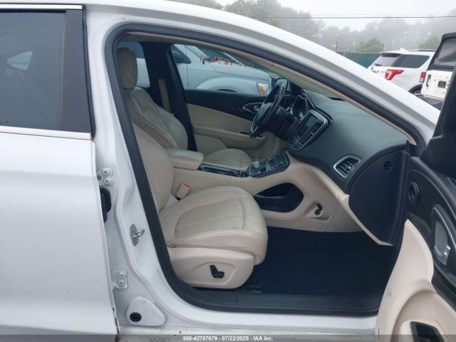 Chrysler 200 C Image 8